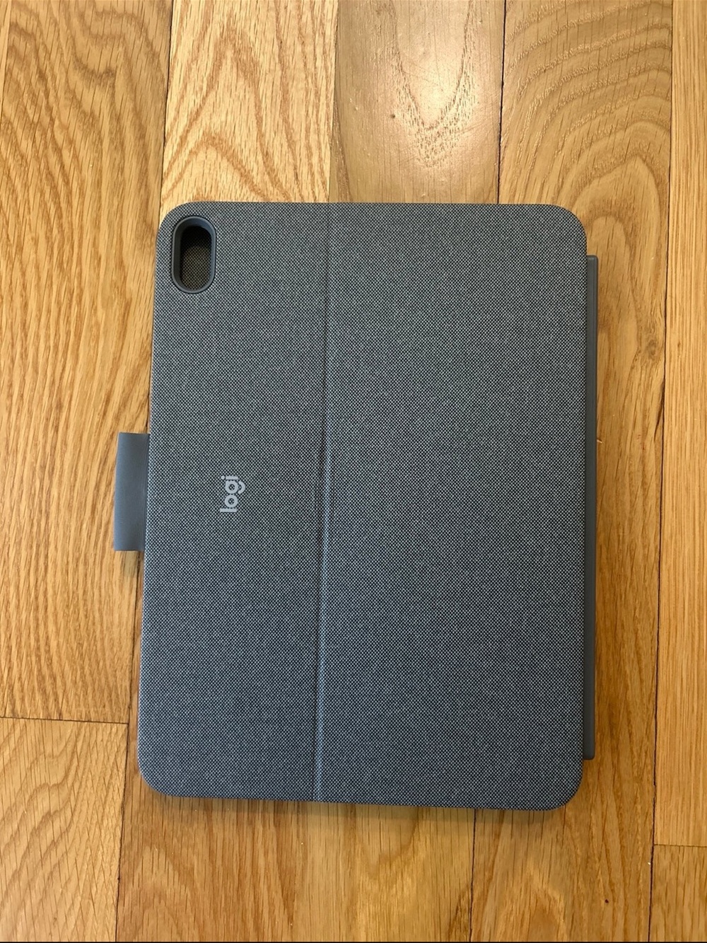 Logitech - Combo Touch Keyboard and Trackpad Case for Apple iPad (10th Gen)
